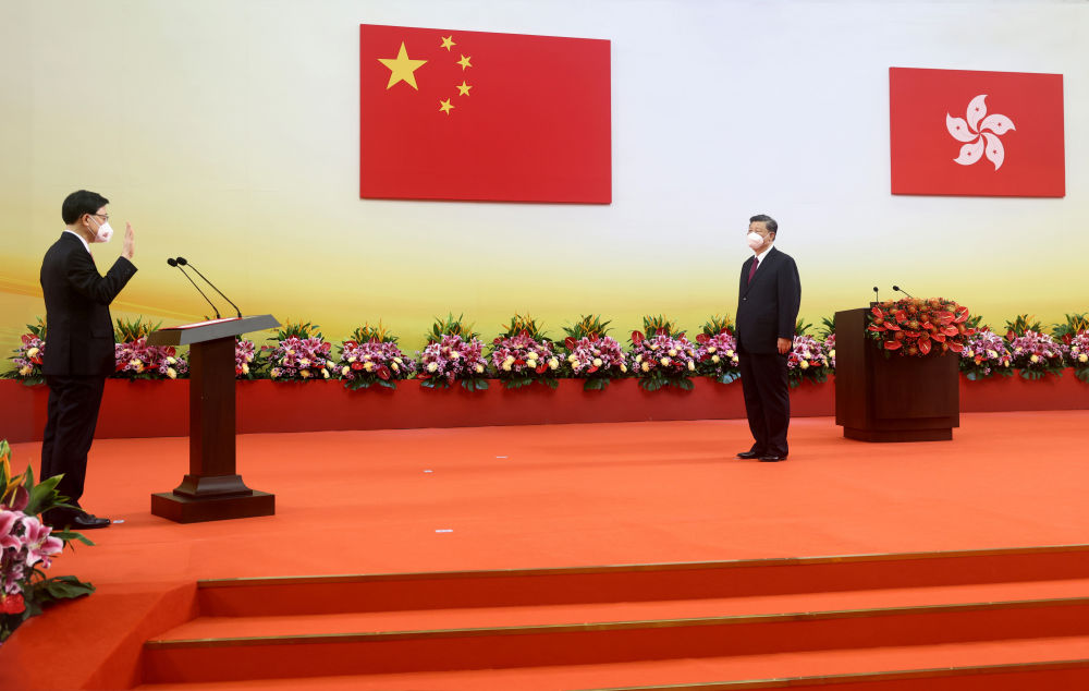2022年7月1日，慶祝香港回歸祖國25周年大會(huì)暨香港特別行政區(qū)第六屆政府就職典禮在香港會(huì)展中心隆重舉行。習(xí)近平出席并發(fā)表重要講話。這是習(xí)近平監(jiān)誓，香港特別行政區(qū)第六任行政長官李家超宣誓就職。新華社記者 鞠鵬 攝