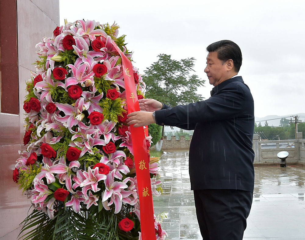 2016年7月18日，習(xí)近平在寧夏固原市西吉縣將臺(tái)堡向紅軍長征會(huì)師紀(jì)念碑敬獻(xiàn)花籃。新華社記者 李濤 攝