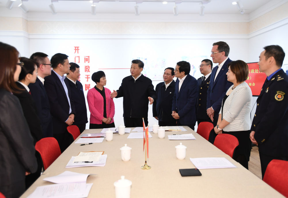 2019年11月2日，習(xí)近平在上海市長寧區(qū)虹橋街道古北市民中心，同參加法律草案意見建議征詢會(huì)的中外居民親切交談，詳細(xì)詢問法律草案的意見征集工作情況。新華社記者 謝環(huán)馳 攝